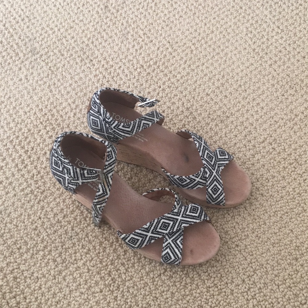 Size 8.5 TOMS wedges